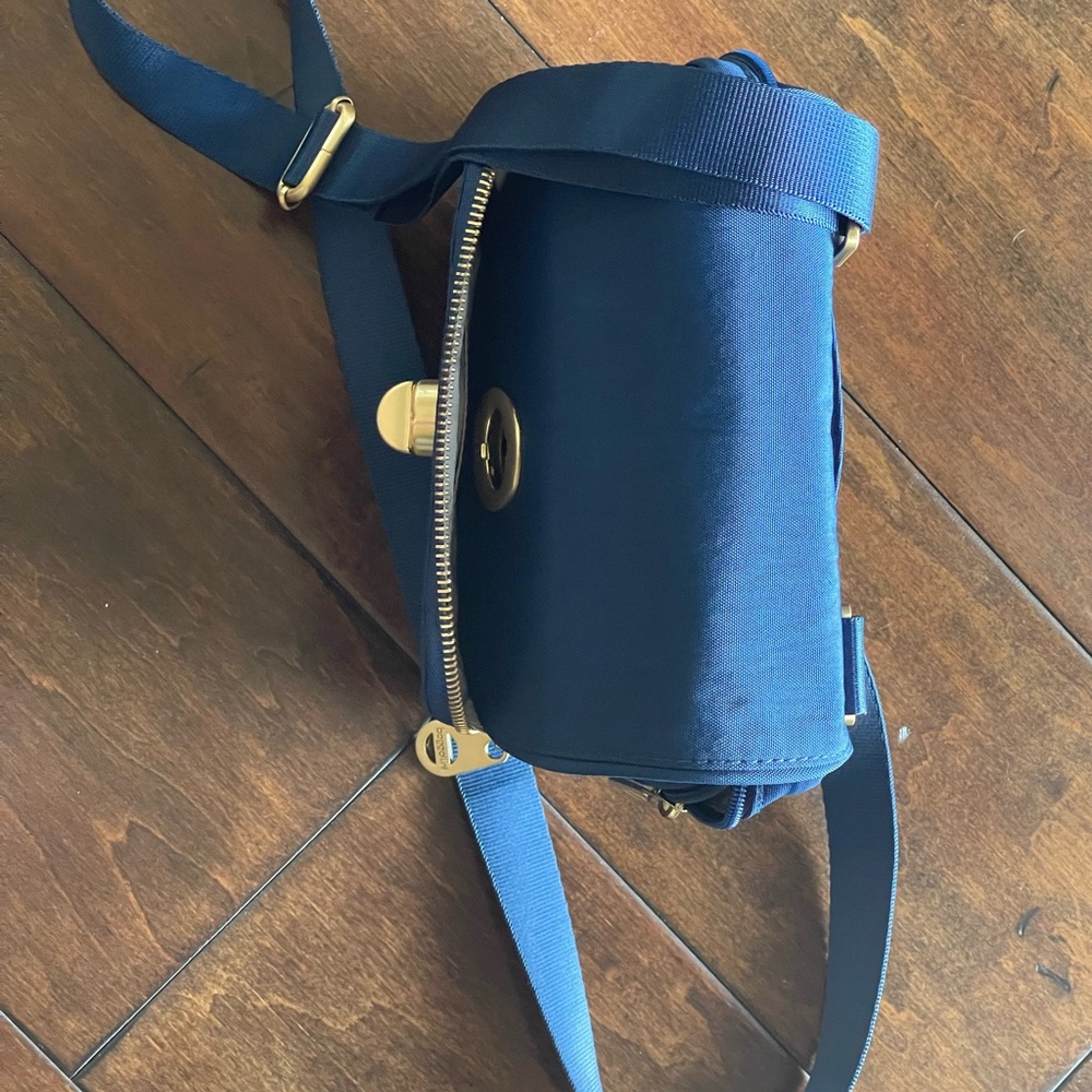 Baggallini crossbody blue color. Pockets with zippers and secure turn latch. - Picture 7 of 12